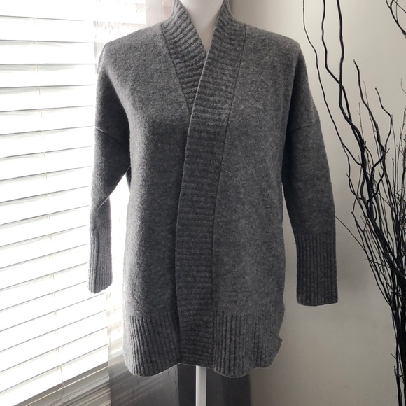 Banana Republic Sweaters - Banana Republic Women’s Sweater. SZ M.